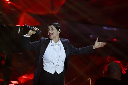 Sanremo 2024: ecco il look della seconda serata del Festival del conduttore e co-conduttrice 4