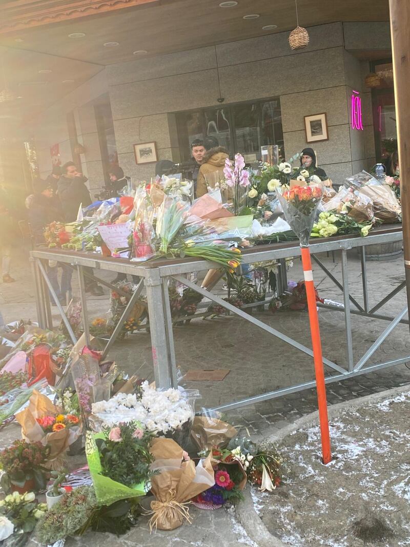 Crans-Montana, candele e lumini rossi sul luogo della strage 3