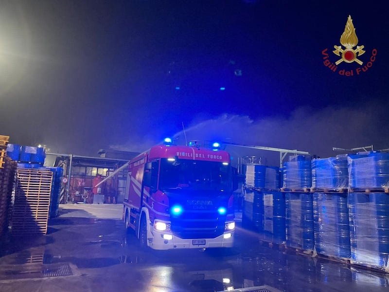 I vigili del fuoco impegnati all'impianto Itelyum di Rho 2
