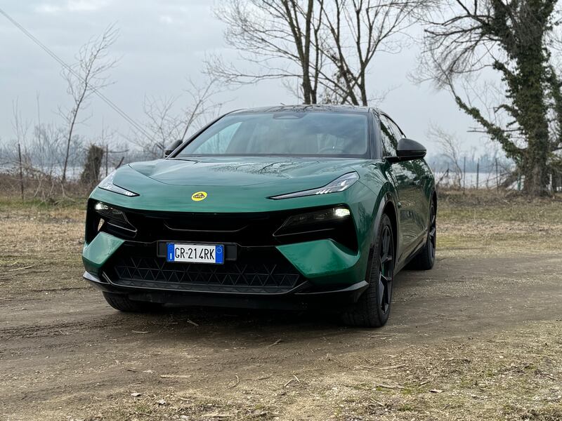 Lotus Eletre: guarda la gallery del nuovo suv elettrico anglo-cinese da 612 CV 3