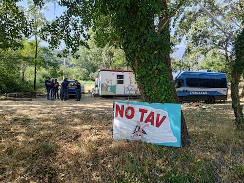 Il prefetto di Torino blinda la Val di Susa: stop al campeggio No Tav, momenti di tensione