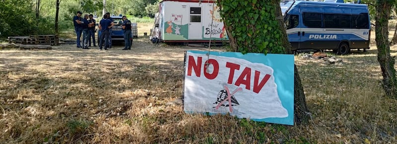 Il prefetto di Torino blinda la Val di Susa: stop al campeggio No Tav, momenti di tensione