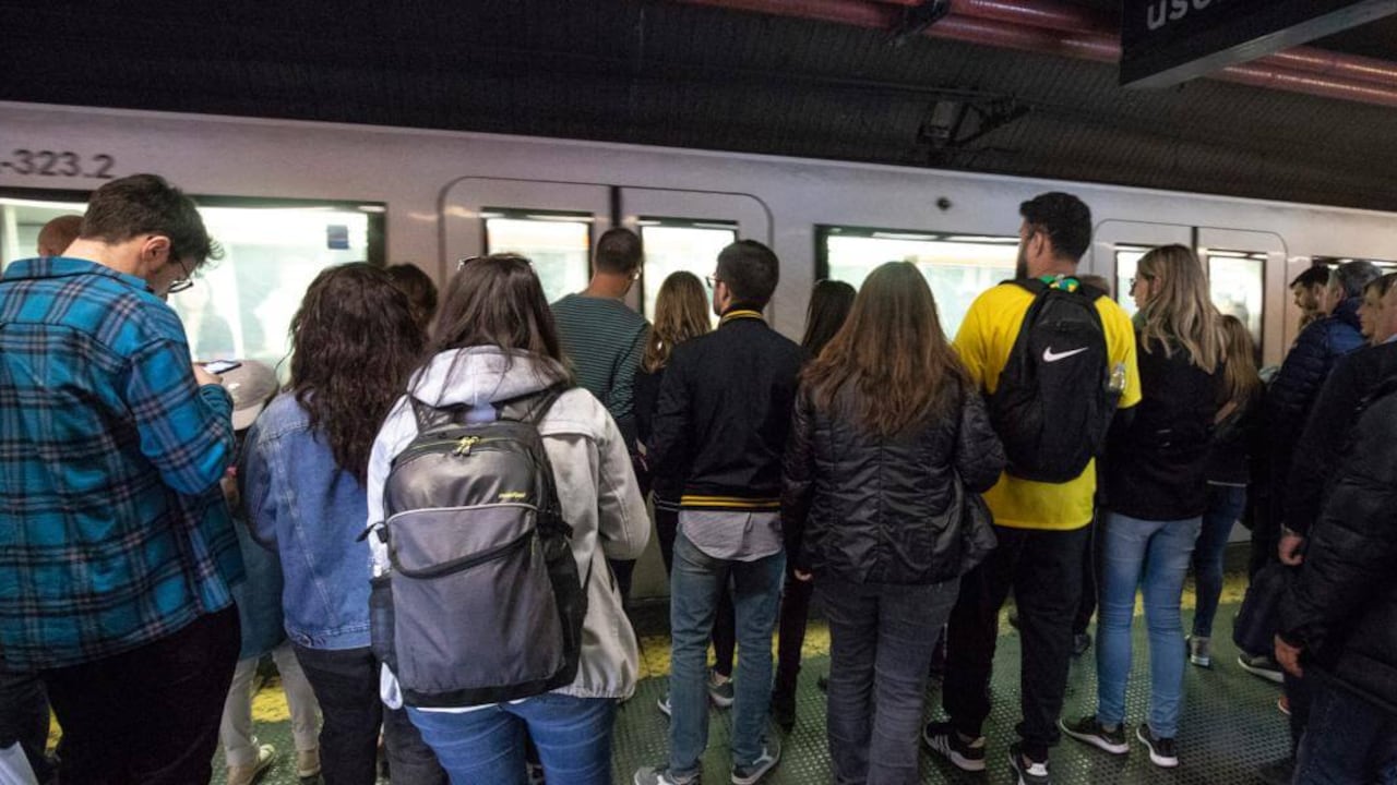 Degrado choc a Roma. Pure la metro al collasso: "La Raggi è di troppo"