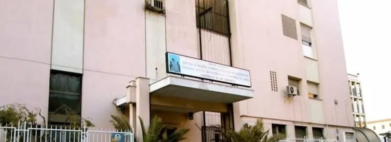 Bimba morta a Palermo, indagati per omicidio colposo i genitori no vax. Positivo alla difterite il cuginetto