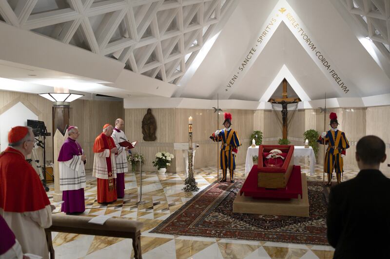 Le prime foto della salma di Papa Francesco 11