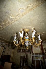 Lo sfarzo kitsch nei villini abusivi dei Casamonica 2