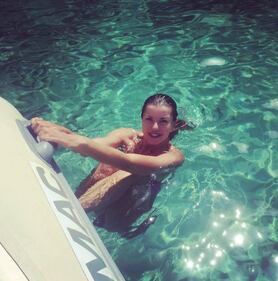 Alba Parietti sexy in spiaggia 16