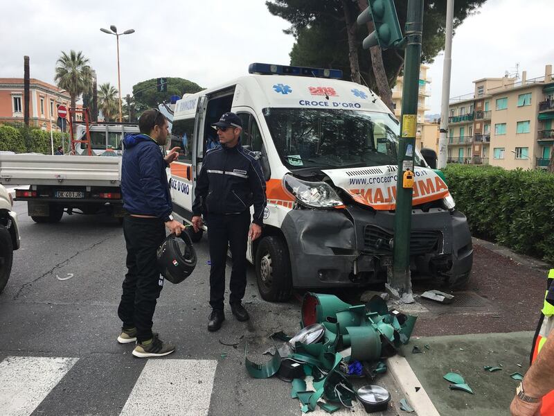 Imperia, ambulanza si schianta contro un palo 2