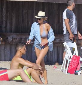 Charlotte McKinney: seno esplosivo in spiaggia 1