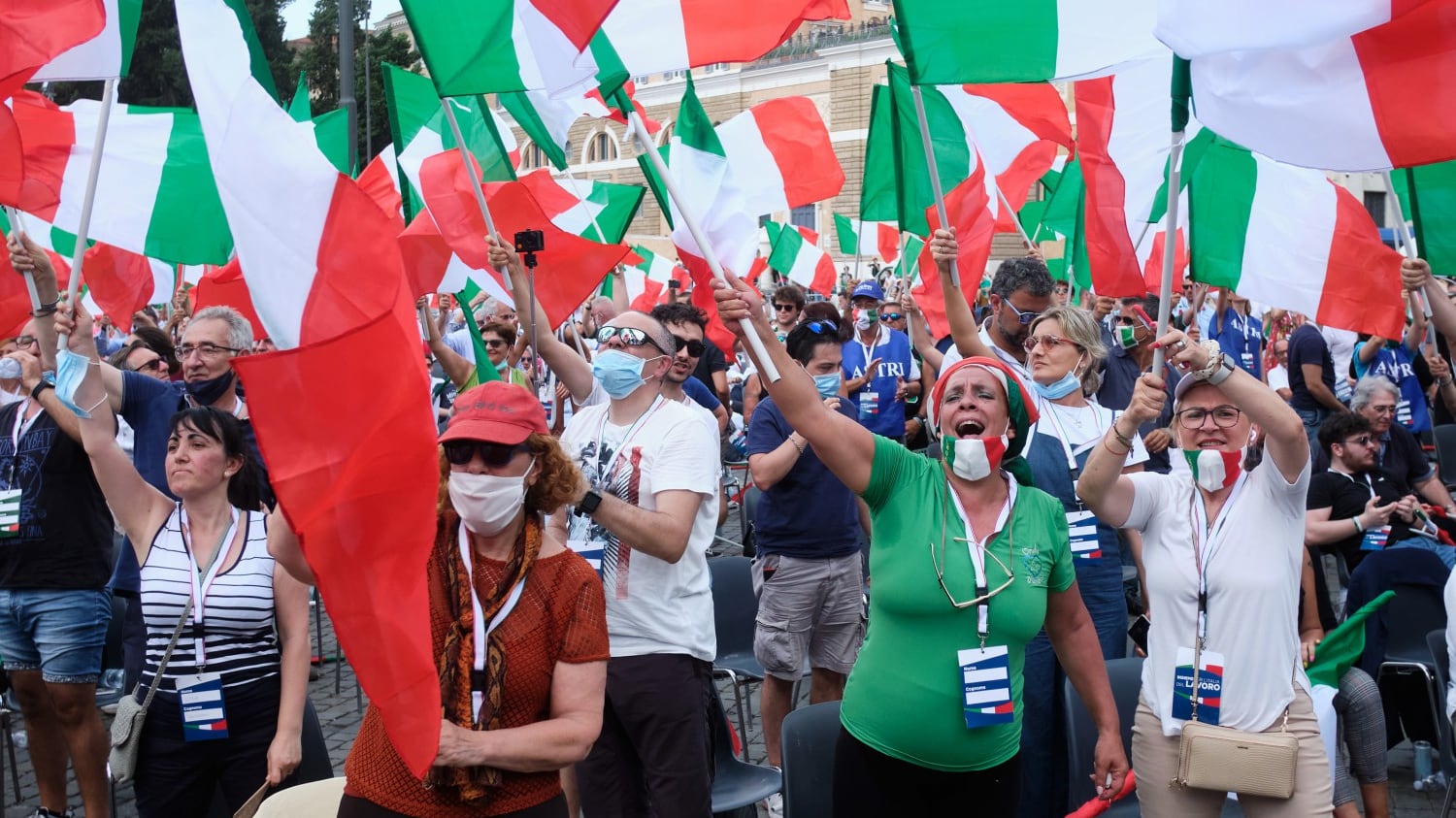 Pochi o troppi. La piazza di destra non va mai bene