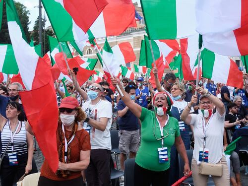 Pochi o troppi. La piazza di destra non va mai bene
