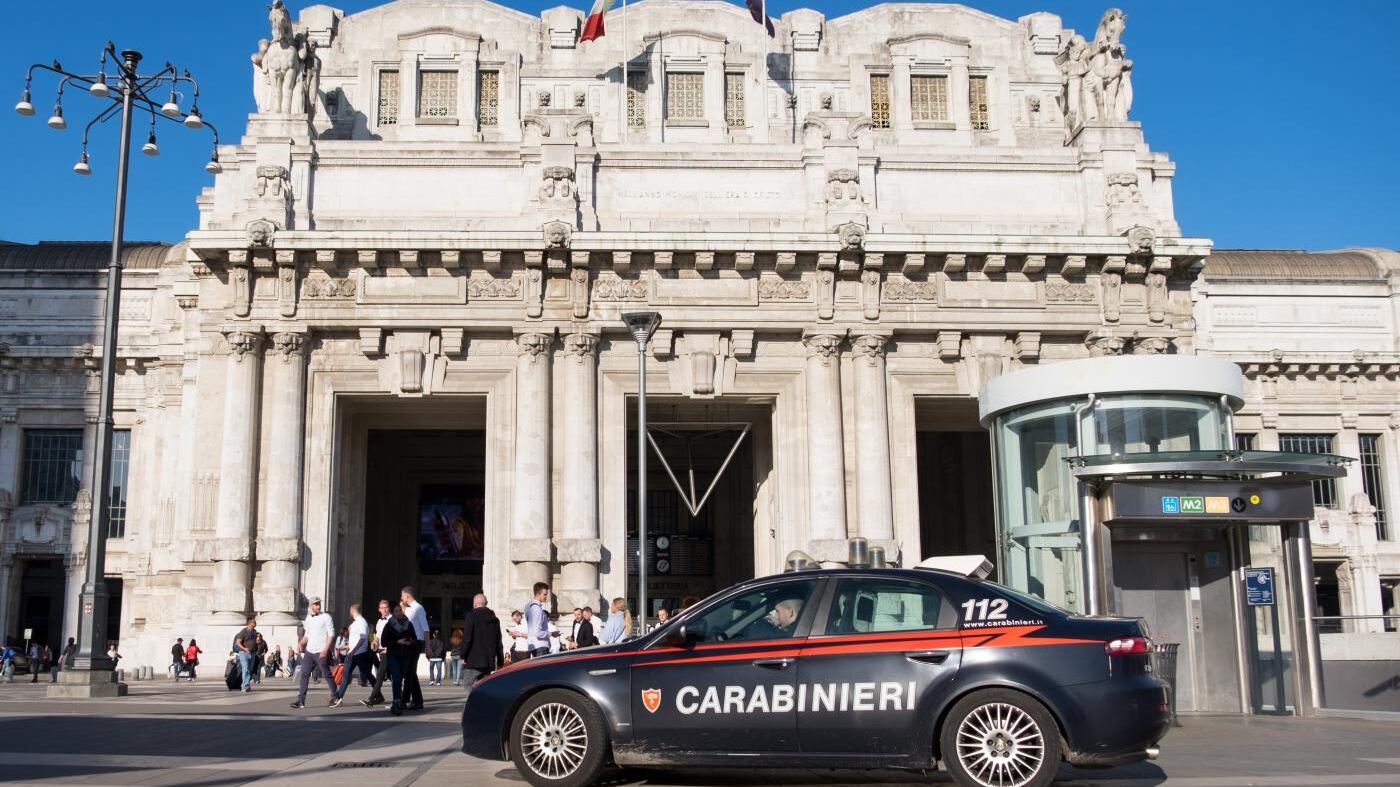 Milano, carabinieri eroi: salvano vita a ragazzo colpito da un malore