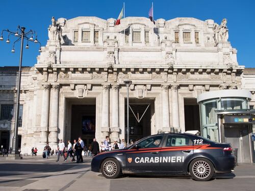 Milano, carabinieri eroi: salvano vita a ragazzo colpito da un malore