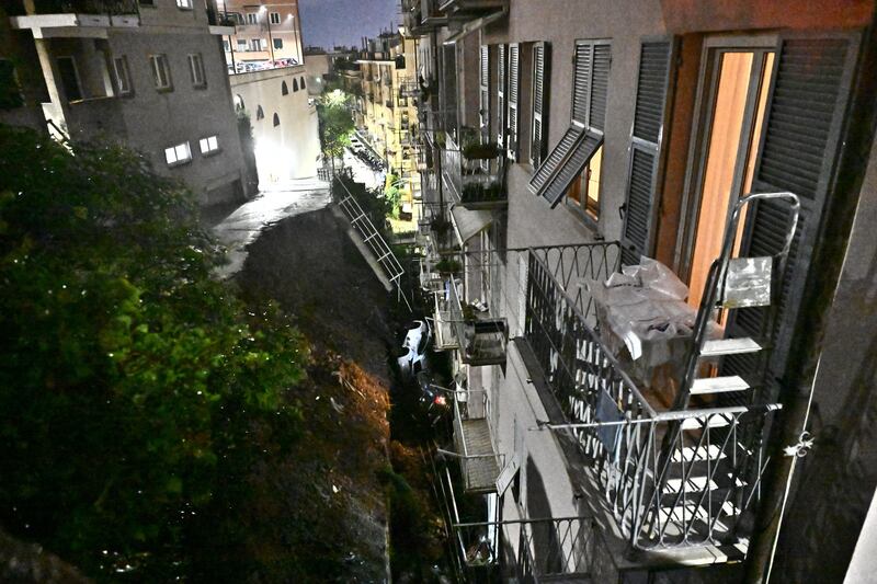 Genova, crolla un parcheggio nel quartiere di Castelletto: le immagini 1