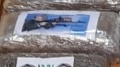 Droga, sequestrato panetto di hashish con foto Putin che abbraccia fucile