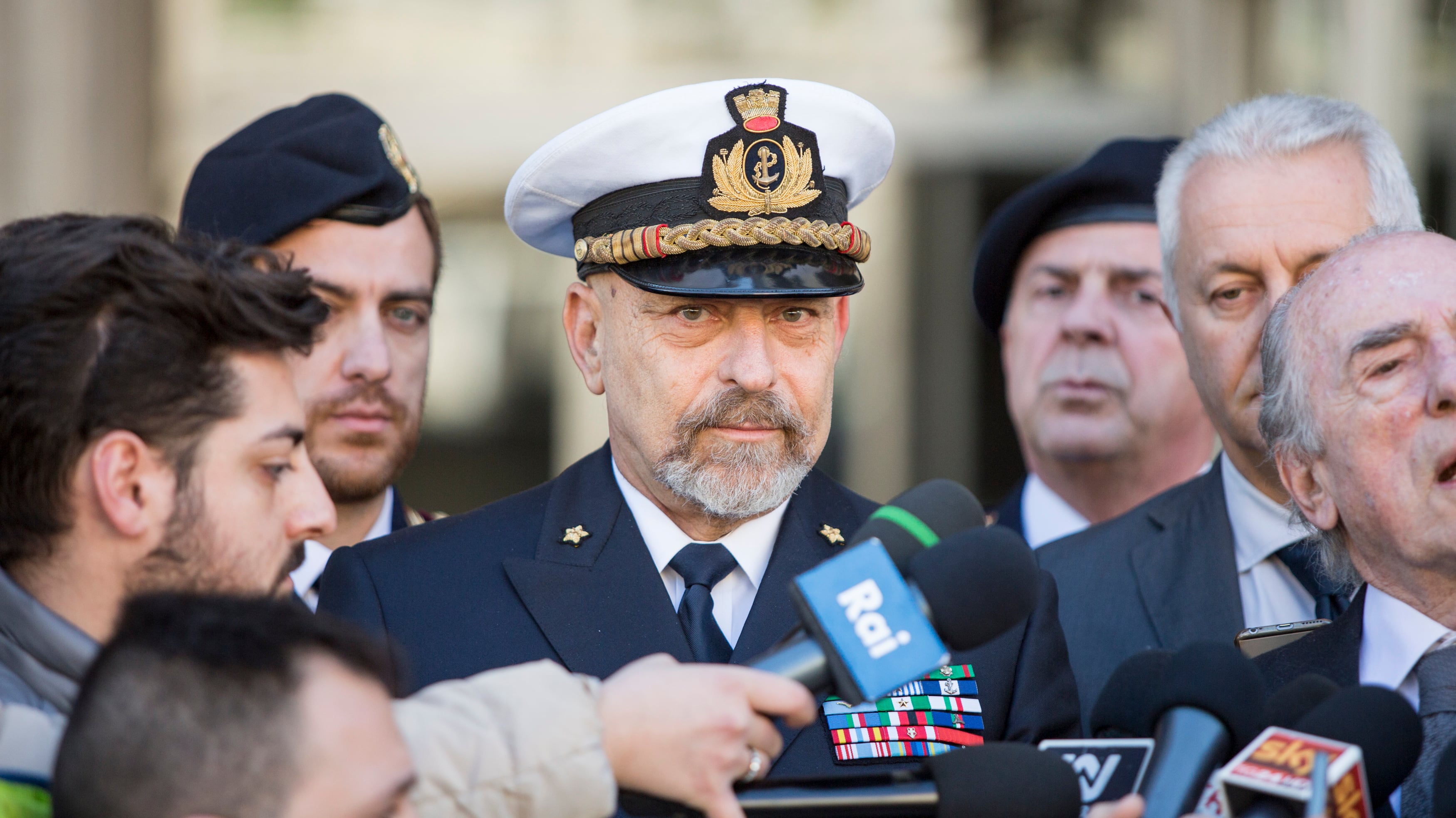 L'ammiraglio di Mare nostrum: "Corridoi umanitari, non ong"
