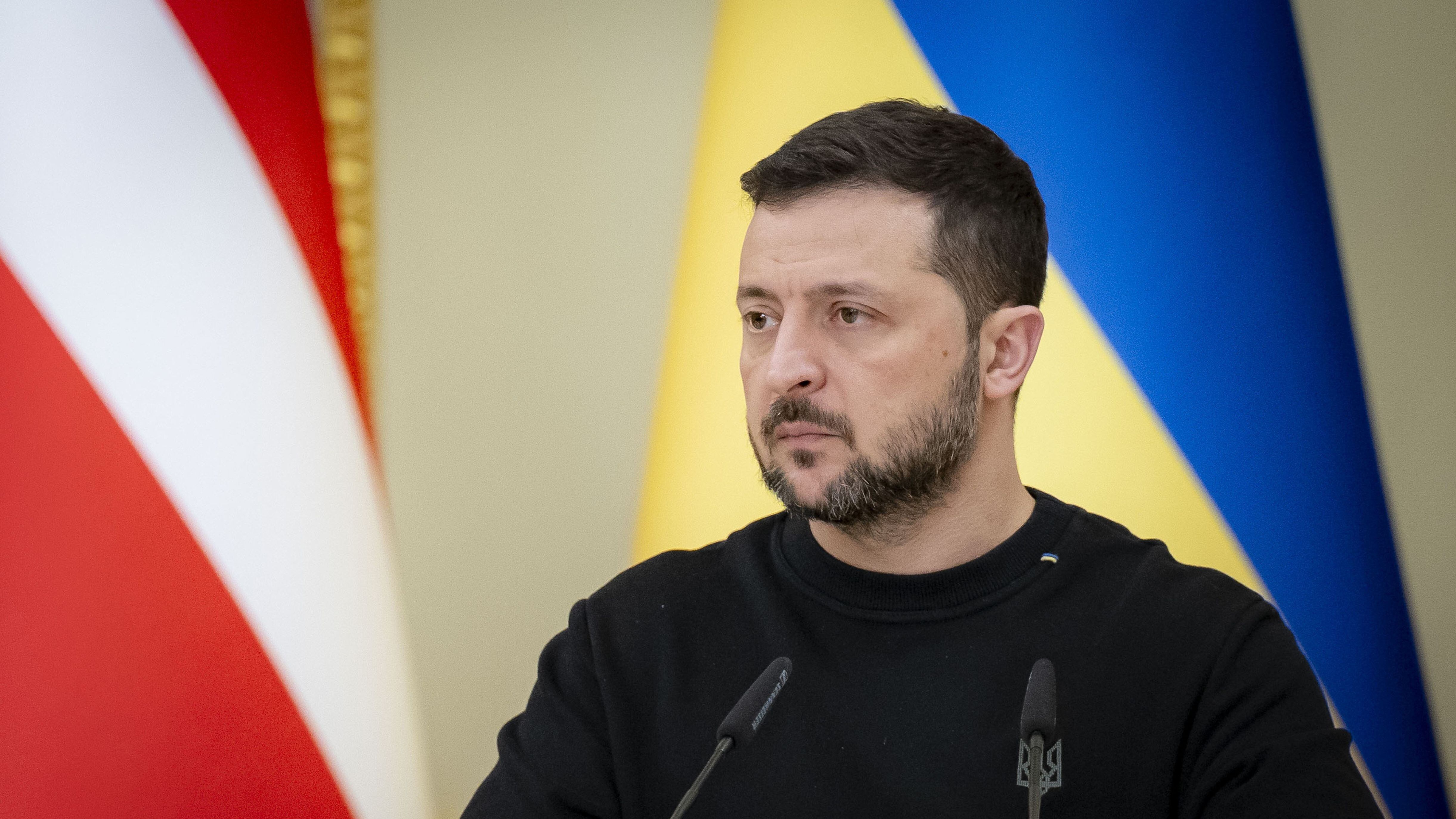 Il Cremlino: "Sì a un dialogo equo". Zelensky: "Colloqui se gli Usa garanti"