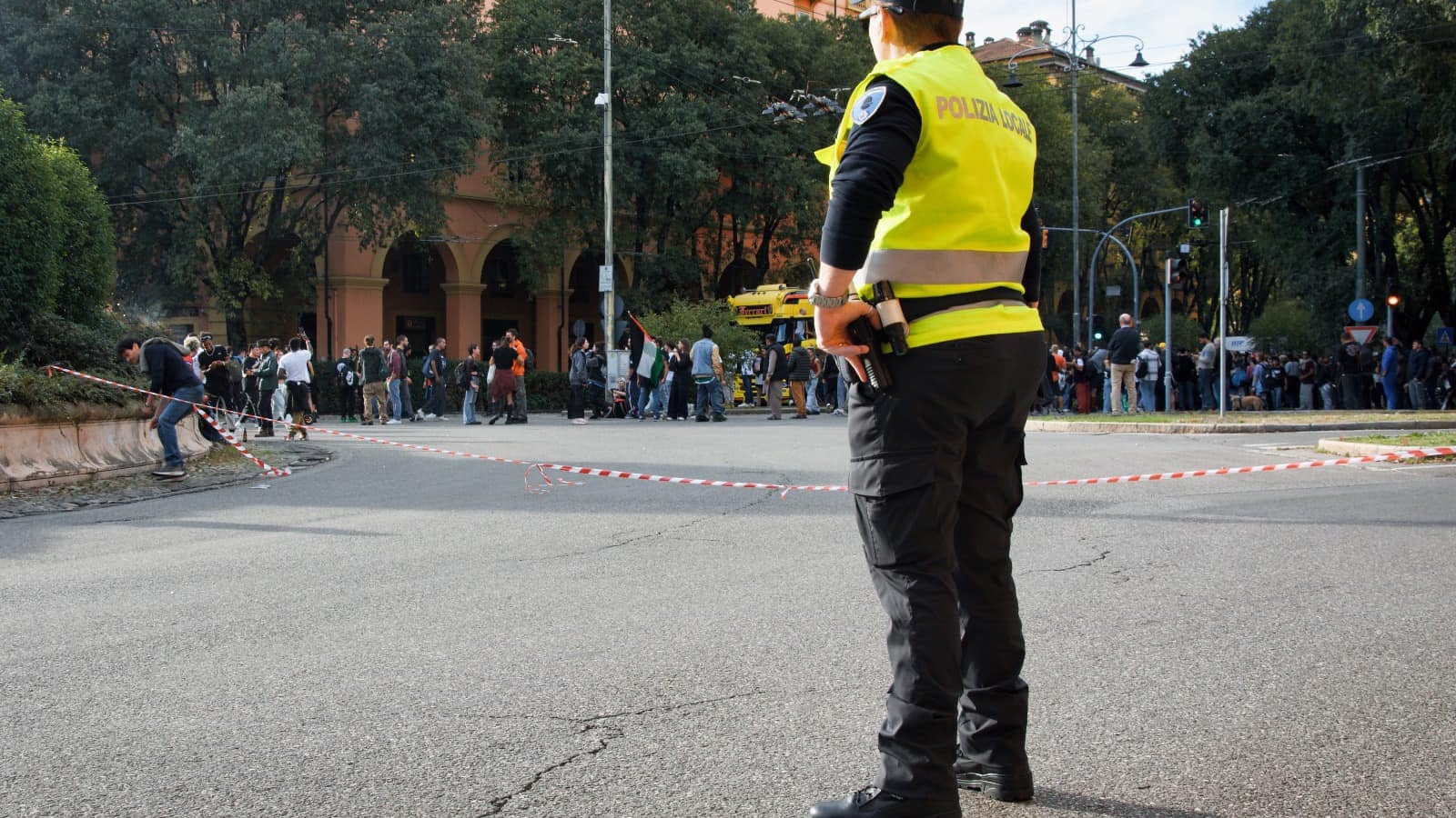 Assumono droghe, orinano per strada e imbrattano i muri: la follia dei "ravers" a Modena
