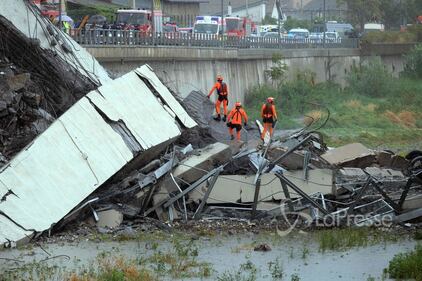 Macerie e macchine schiacciate: le foto 10