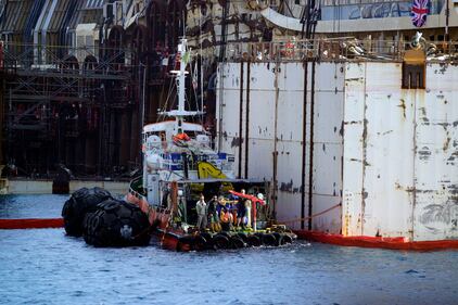 La Concordia torna a galleggiare 3