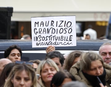La famiglia, gli amici, i vip: il mondo della tv saluta Costanzo 6