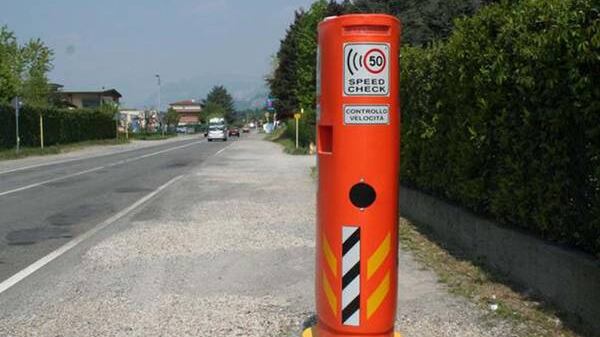 Autovelox, via i punti all'affidatario che presta l'auto