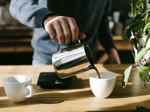 Bere il decaffeinato provoca il cancro? La verità dietro la bufala che spopola in rete