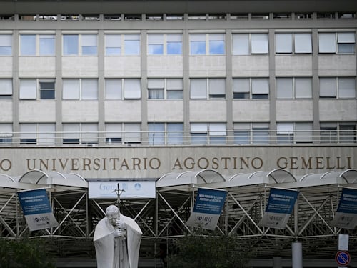 "Situazione delicata ma c'è ottimismo". Il Papa "governa" dal letto del Gemelli