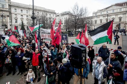"Free Shahin". Il presidio pro Pal in piazza Scala 2
