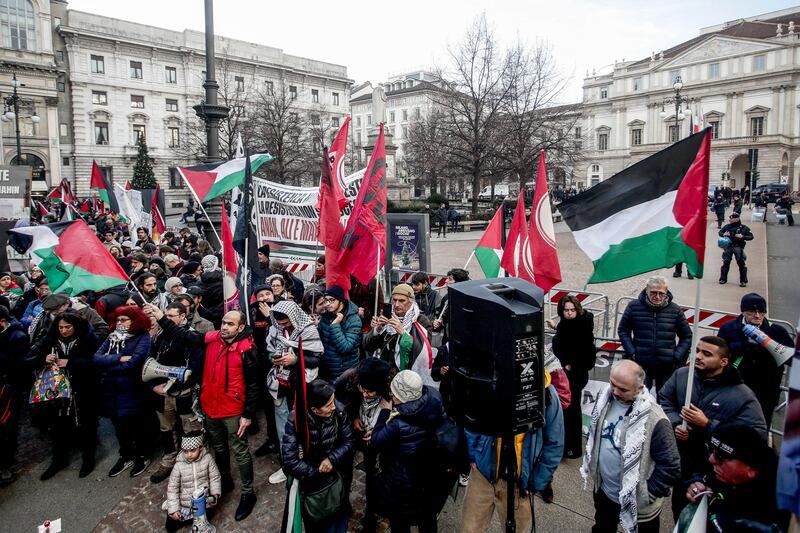 "Free Shahin". Il presidio pro Pal in piazza Scala 2