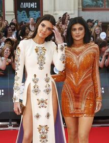 Kylie Jenner, scollatura hot alla serata taco 23