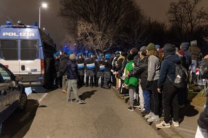 Disordini in via Cagni a Milano: cariche della polizia per disperdere i violent 2