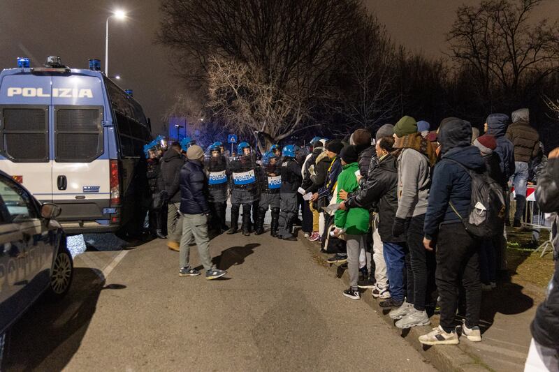 Disordini in via Cagni a Milano: cariche della polizia per disperdere i violent 2