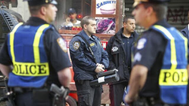 Allarme negli Usa: "Rischio terroristi travestiti da poliziotti durante visita del Papa"