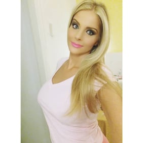 Francesca Cipriani, lingerie sexy e curve esplosive su Instagram 37