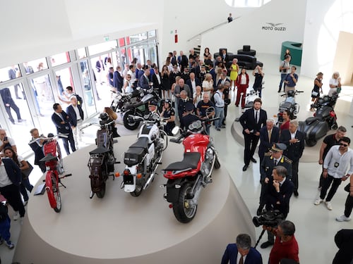 A Mandello la Guzzi torna a rombare. Una nuova fabbrica tra mito e tecnologia