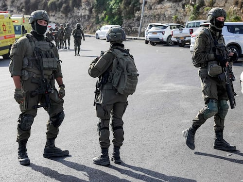 Cisgiordania blindata dopo l’attentato: Netanyahu mantiene la chiusura totale, nuovi raid dei coloni