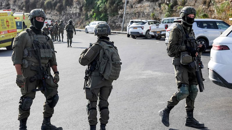 Cisgiordania blindata dopo l’attentato: Netanyahu mantiene la chiusura totale, nuovi raid dei coloni