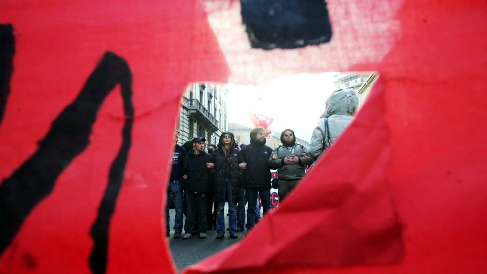 "La prova: centri sociali all'opera nel lockdown per conto del Comune"