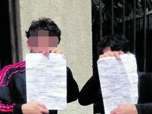 Il dolore dei genitori in coda in Questura. “Abbiamo sbagliato”. Ma i figli si vantano