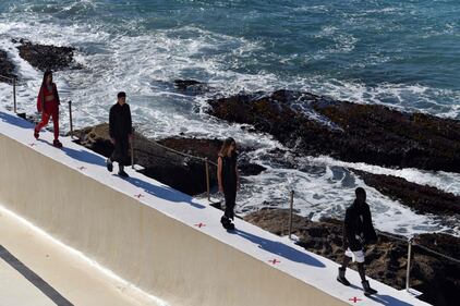 In Australia le modelle sfilano in riva al mare 6