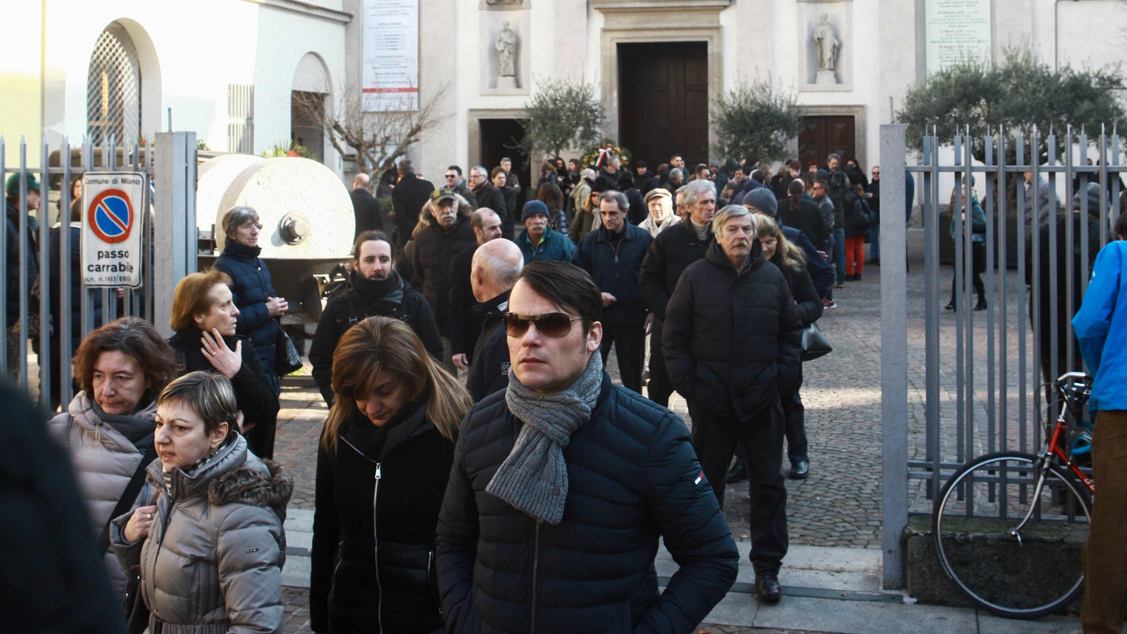 I funerali dell'operaio eroe "È stato capace di dare la vita"