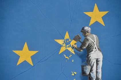 Brexit, spunta un nuovo murales di Banksy nel porto di Dover sulla Manica 5