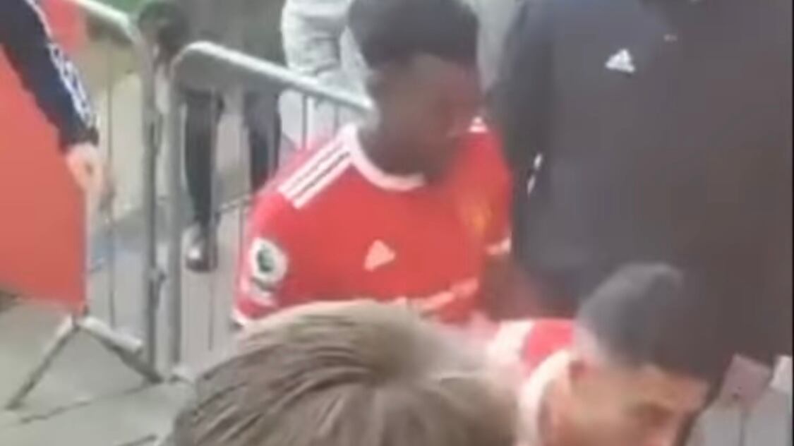 Cristiano Ronaldo scaraventa il telefono di un tifoso: la polizia apre un’indagine