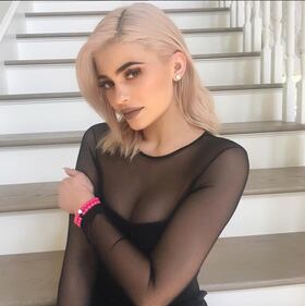 Kylie Jenner nuda e ricoperta di vernice su Instagram 8