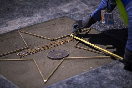 Operai al lavoro per sistemare la stella di Trump 6