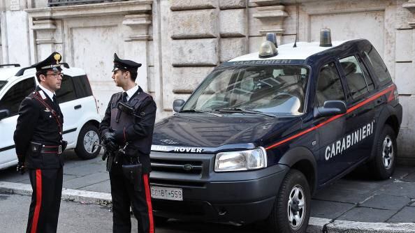 Perugia, i carabinieri vogliono aiutarlo ma il marocchino li aggredisce