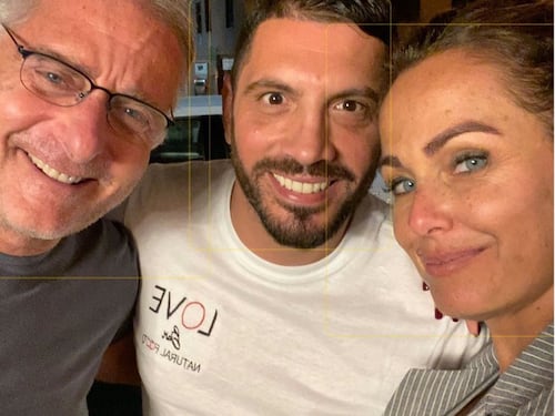 "Ci hai deluso". Fan contro Bonolis sul profilo della moglie