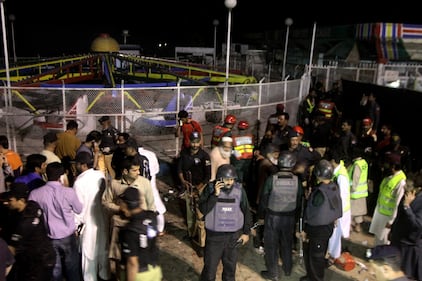 Pakistan, kamikaze si fa esplodere nel parco dei bimbi: strage di cristiani 5