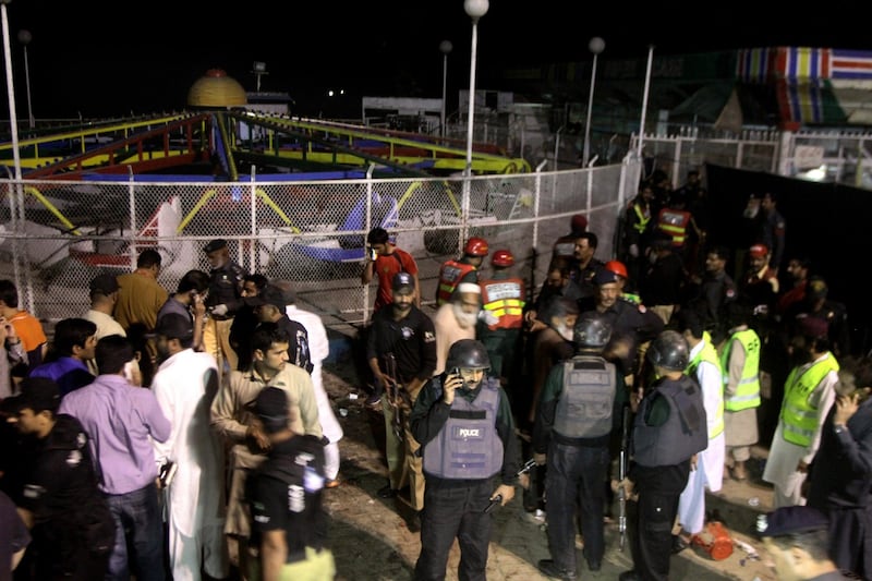 Pakistan, kamikaze si fa esplodere nel parco dei bimbi: strage di cristiani 5